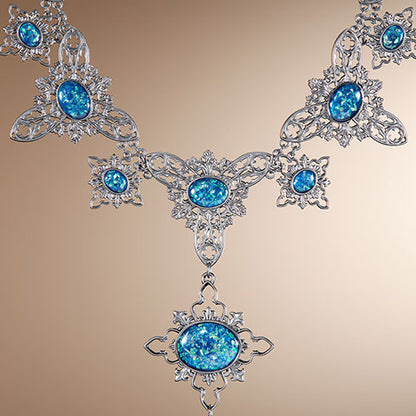 Détail du design captivant de la Réplique du collier d’Opale Maudit – Harry Potter, mettant en valeur les 20 pierres bleues étincelantes.