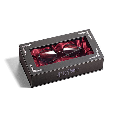 Lunettes de Harry Potter portées par un fan, ajoutant une touche de magie à une tenue quotidienne.