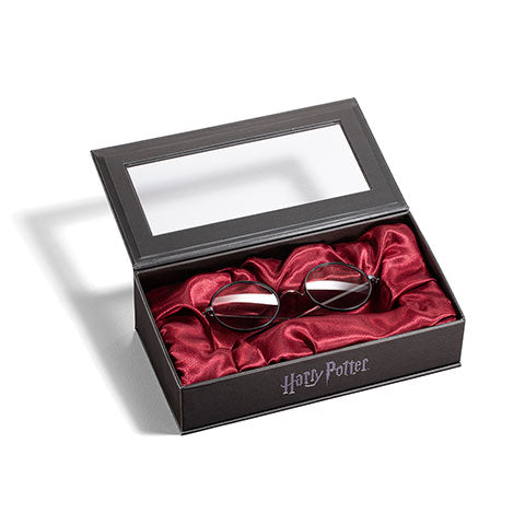 Lunettes de Harry Potter emblématiques de la Noble Collection, un accessoire magique pour tous les fans de la saga, parfait pour revivre l'univers enchanteur de Poudlard.