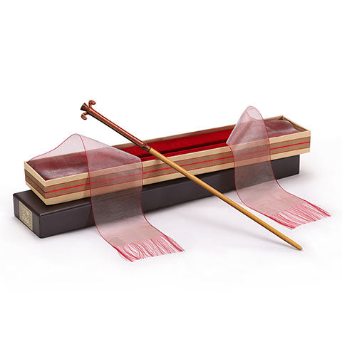 Baguette magique boîte Ollivander Gilderoy Lockhart - Harry Potter, avec une vue rapprochée des détails exquis de la baguette en résine.