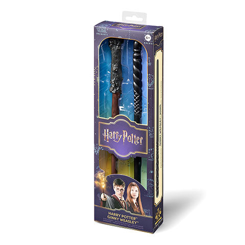 Présentation élégante des baguettes magiques PVC Harry Potter et Ginny Weasley dans une boîte vitrine Noble Collection, un indispensable pour tout fan.