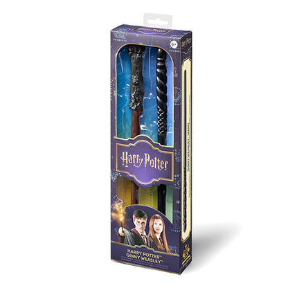 Présentation élégante des baguettes magiques PVC Harry Potter et Ginny Weasley dans une boîte vitrine Noble Collection, un indispensable pour tout fan.