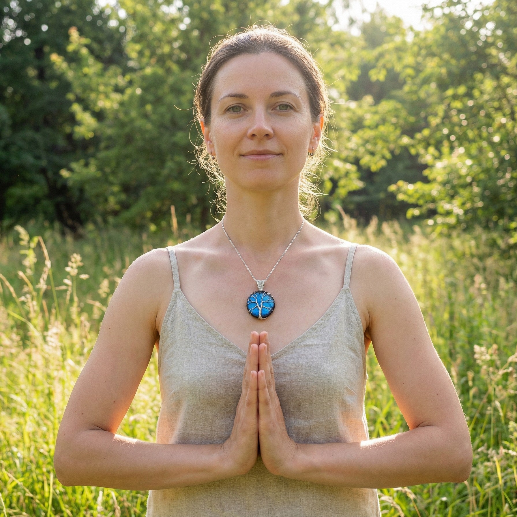 Collier arbre de vie avec Labradorite éblouissante, fil en cuivre plaqué argent et chaîne en acier inoxydable, symbole de protection et d'élégance.