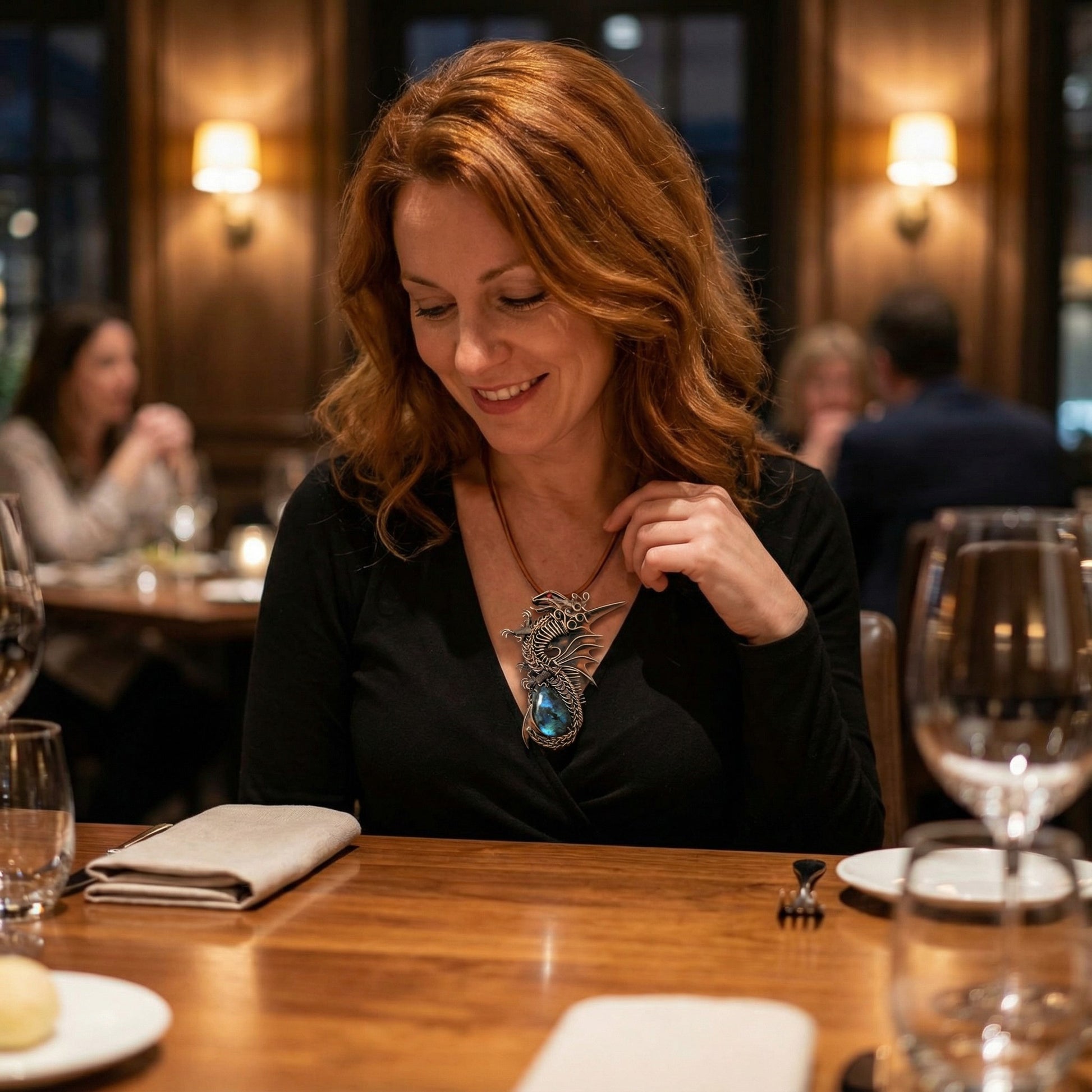 Collier pendentif Zhaerys – Le Dragon Éveillé, orné d'une labradorite aux reflets irisés, symbole de mystère et de protection.