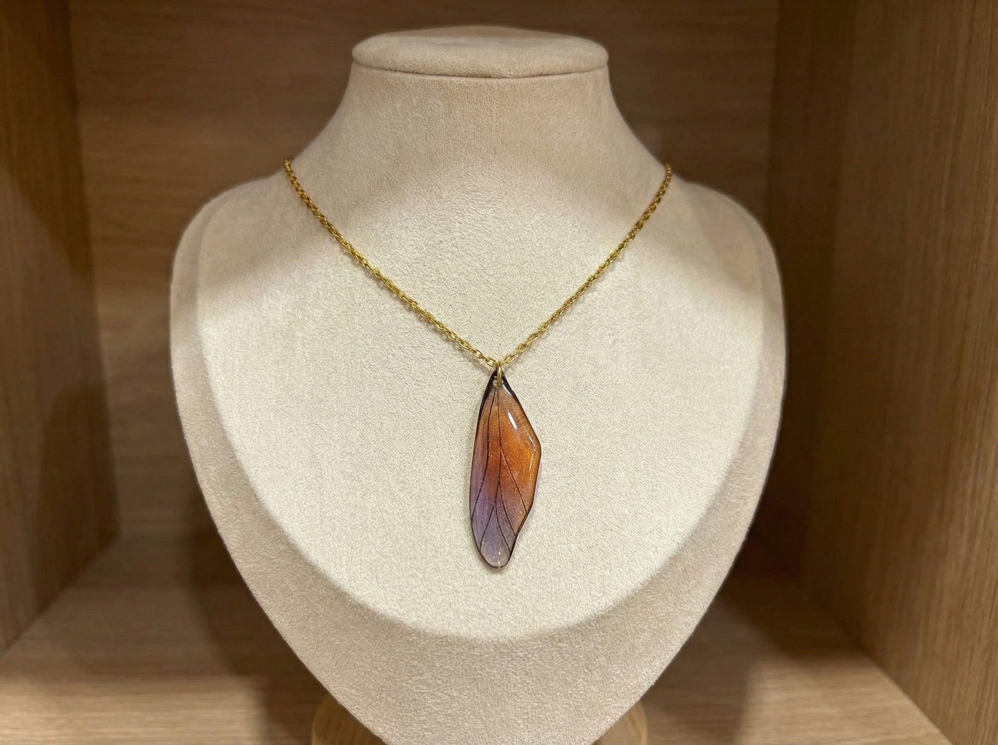 Collier pendentif Aile de fée porté, ajoutant une touche unique et chaleureuse à n'importe quelle tenue.