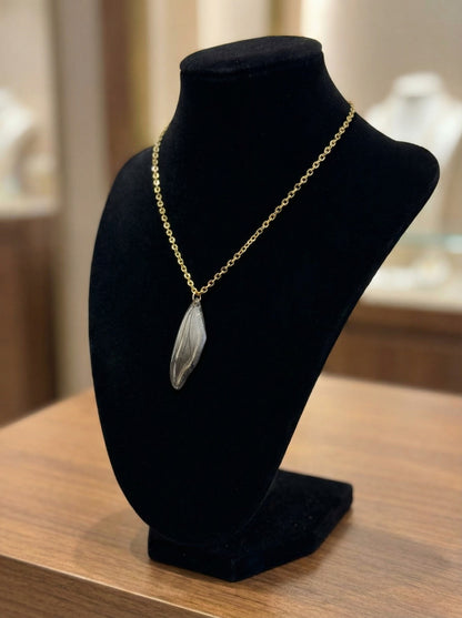 Collier pendentif Aile de fée en acier inoxydable argenté, un bijou artisanal qui incarne la magie et la délicatesse.