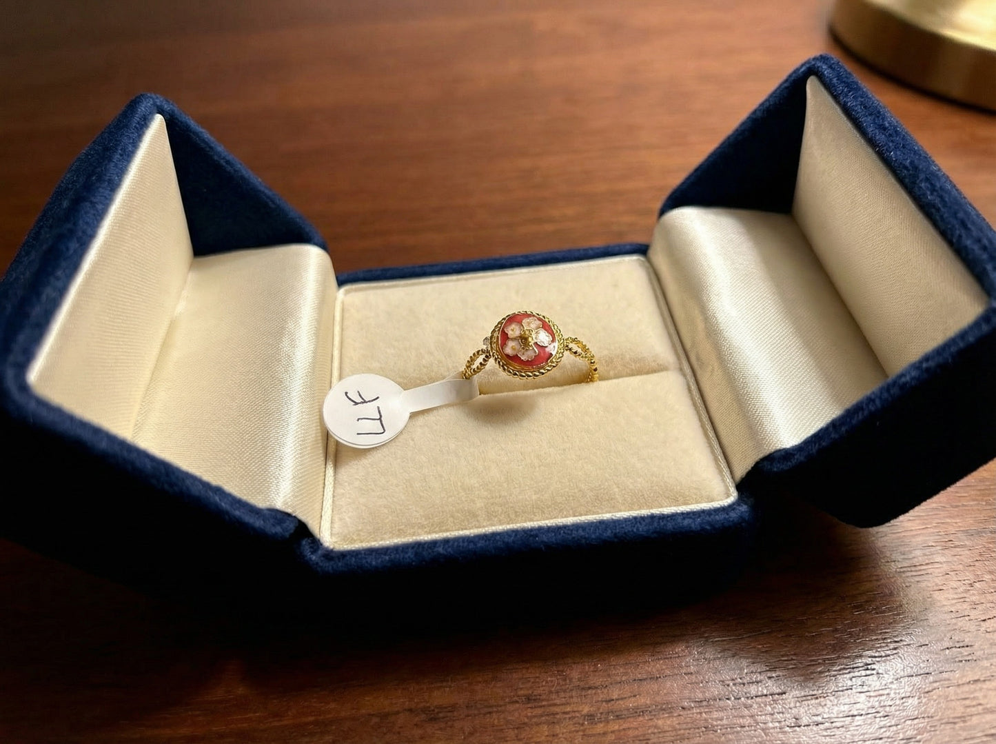 Détail de la Bague artisanale Fleur Éternelle, mettant en valeur l'artisanat raffiné avec un cabochon floral éblouissant, une pièce exclusive de Les Lubies Fleuries.