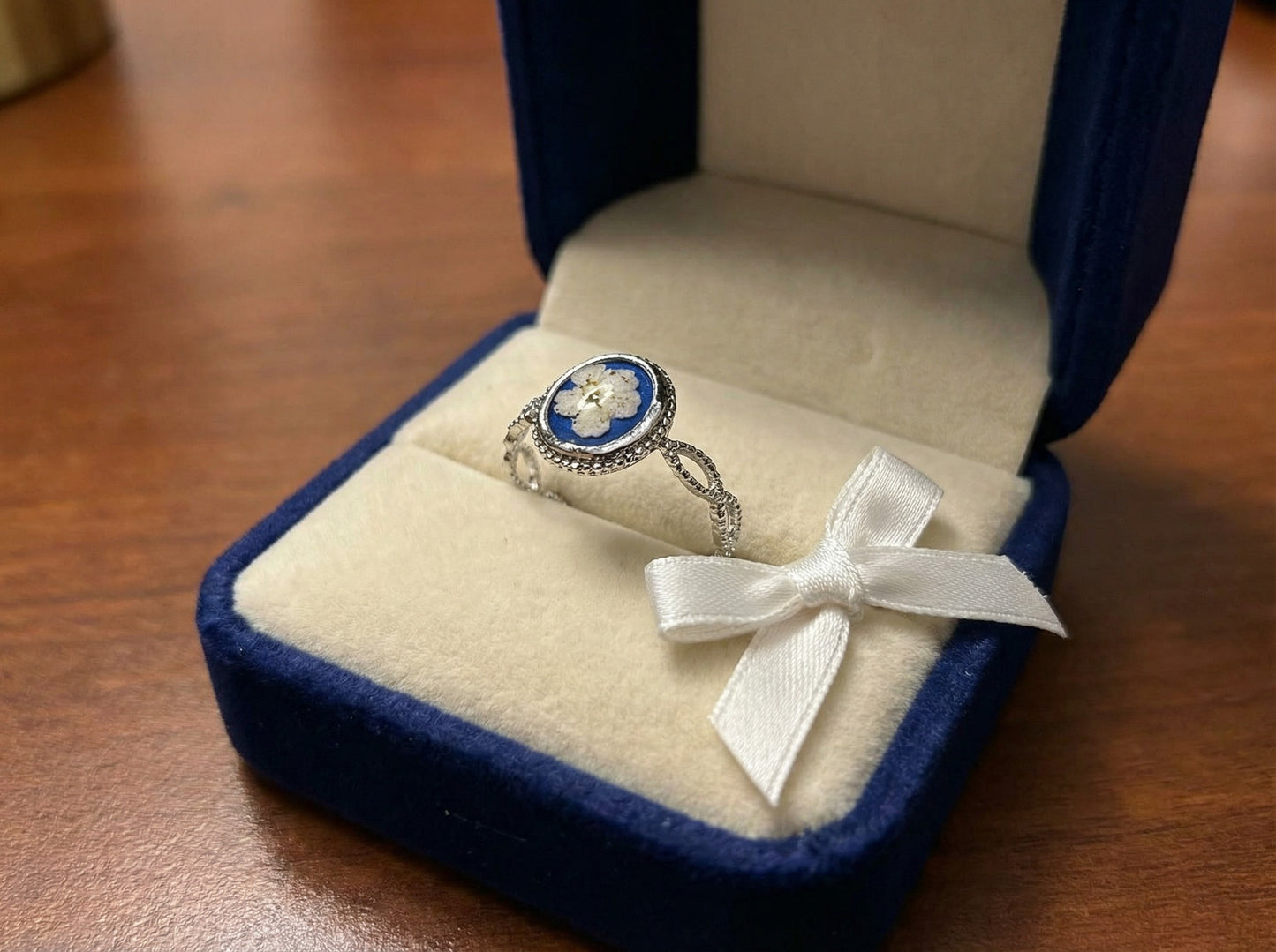 Bague artisanale Fleur Éternelle ornée de délicates fleurs, un bijou unique de Les Lubies Fleuries, parfait pour ajouter une touche d'élégance à votre tenue.