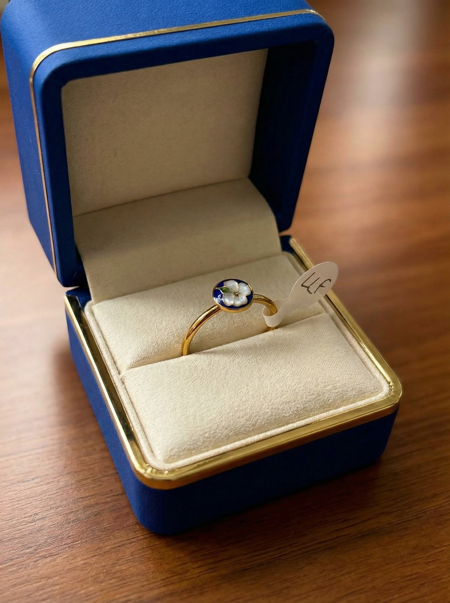 Bague artisanale simple « Bouton de Nature » portée à la main, ajoutant une touche poétique à une tenue décontractée.