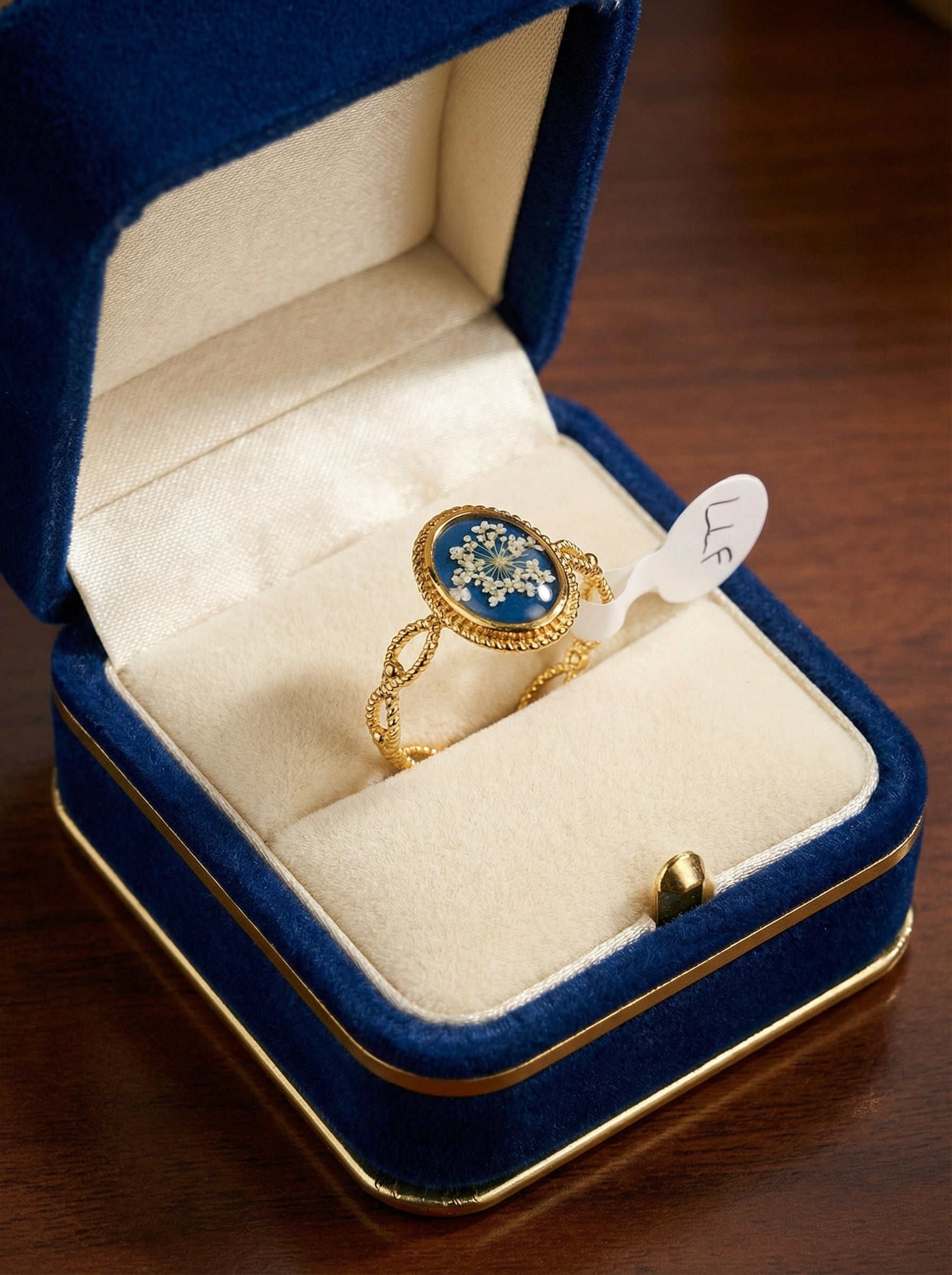 Bague artisanale - Fleur Éternelle en présentation, une œuvre d'art pour sublimer votre style.