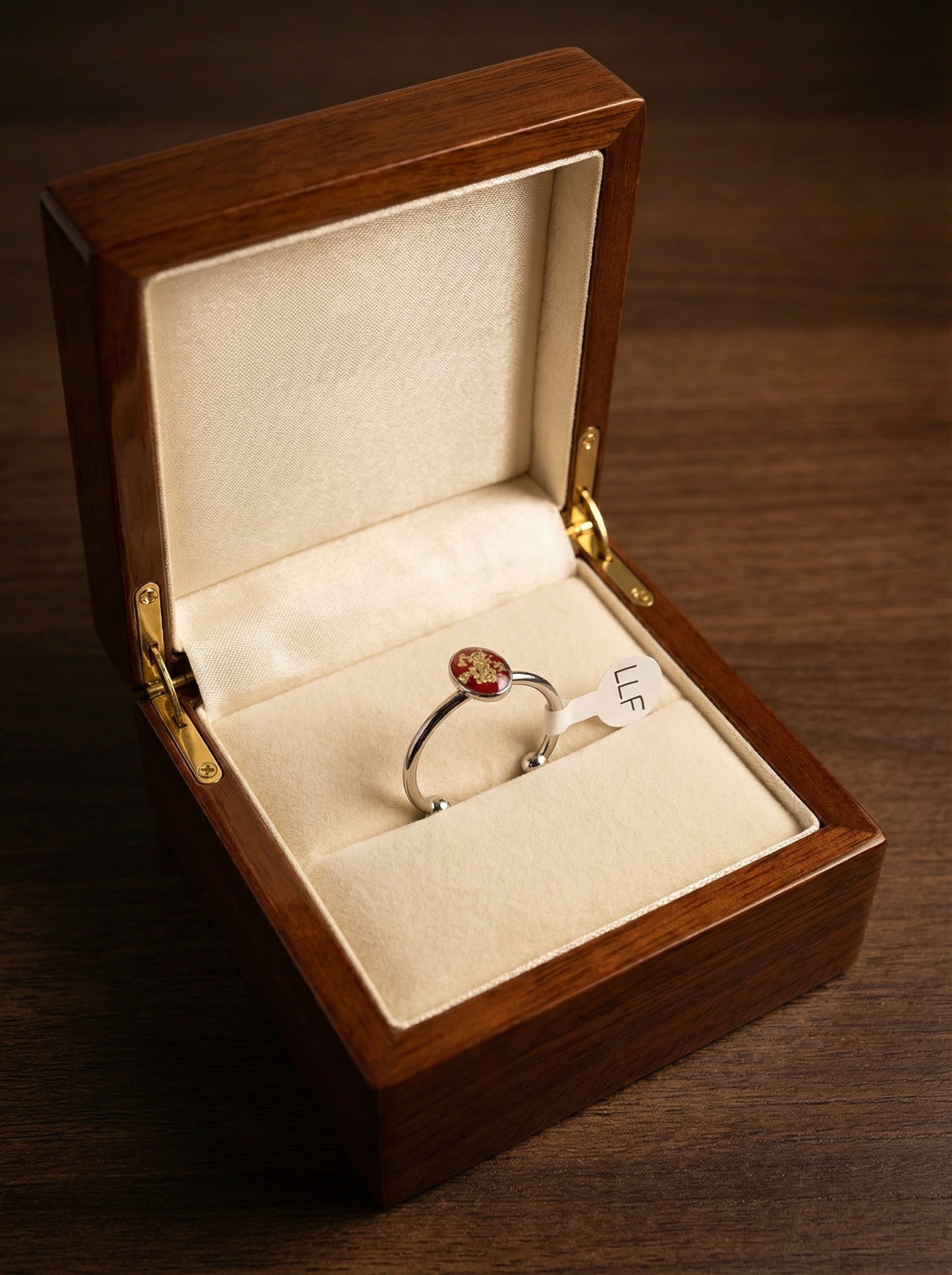 Détail de la Bague artisanale simple « Bouton de Nature », affichant son design épuré et son anneau ajustable.