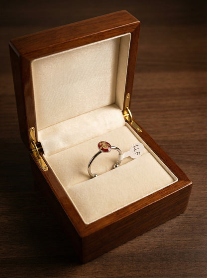 Détail de la Bague artisanale simple « Bouton de Nature », affichant son design épuré et son anneau ajustable.