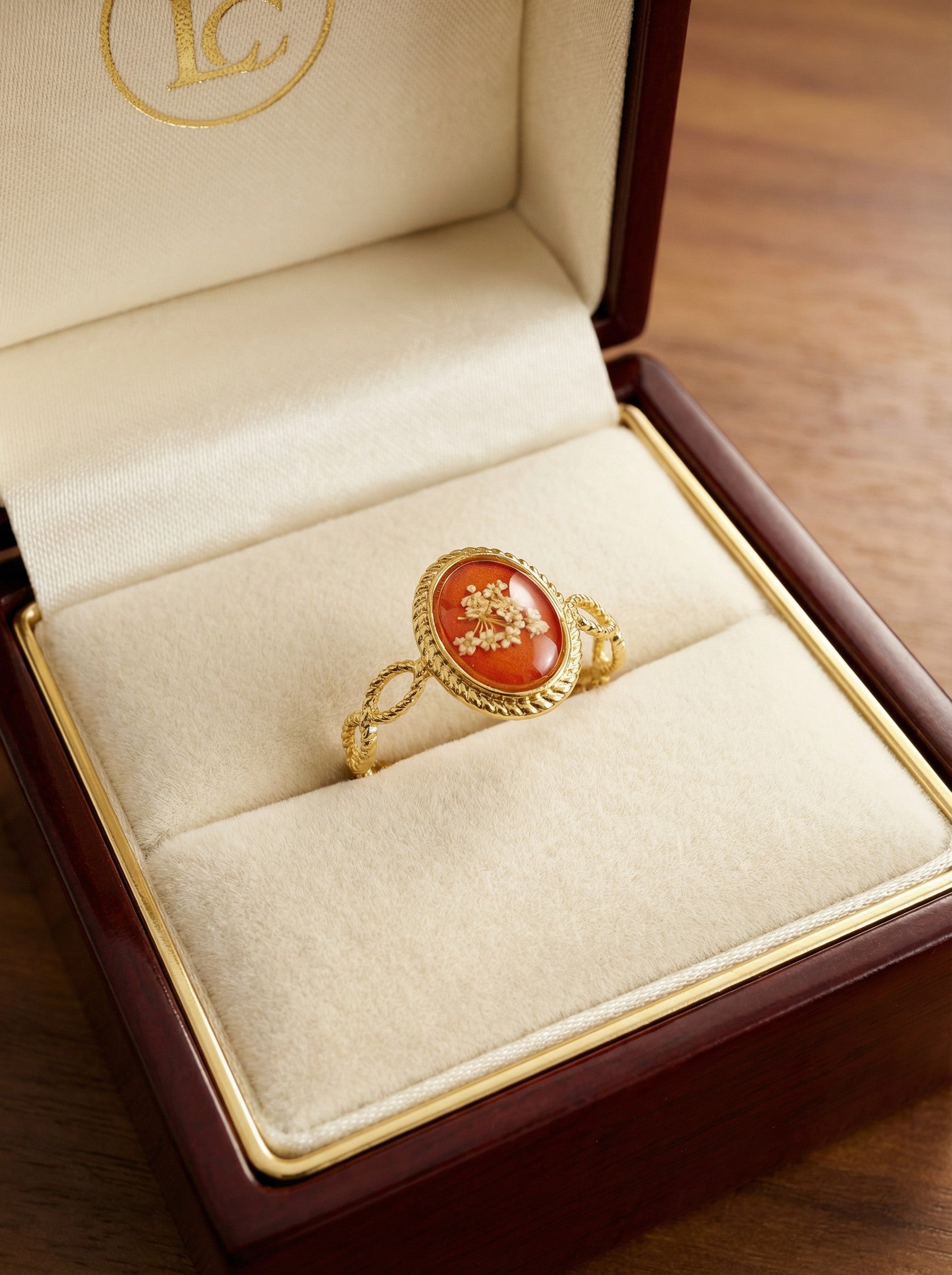 Détails raffinés de la Bague artisanale - Fleur Éternelle, un symbole de beauté intemporelle.