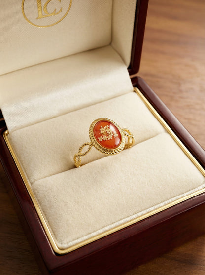 Détails raffinés de la Bague artisanale - Fleur Éternelle, un symbole de beauté intemporelle.