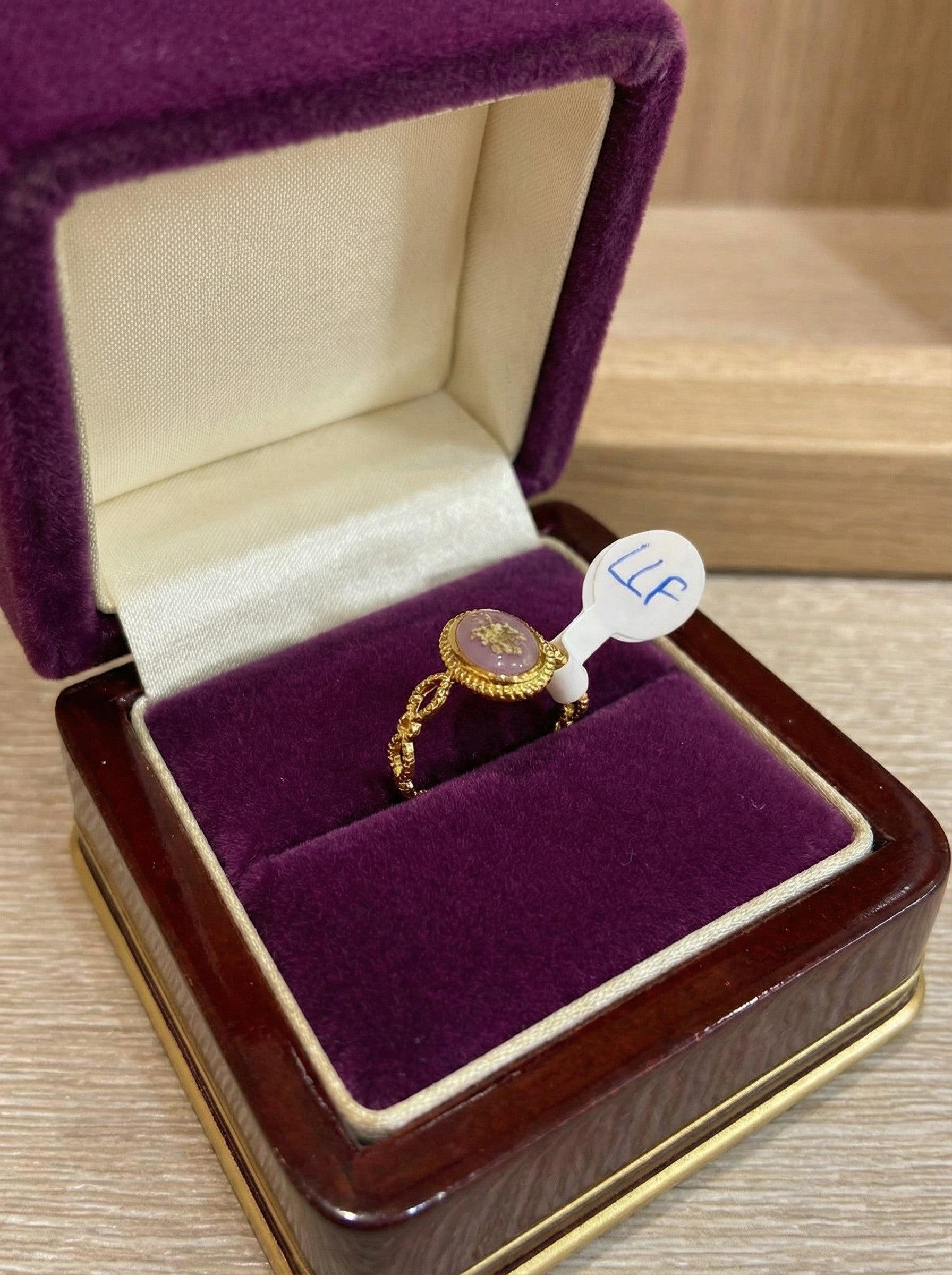 Bague artisanale - Fleur Éternelle portée, illustrant son élégance et son confort.