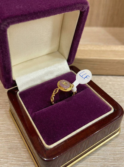 Bague artisanale - Fleur Éternelle portée, illustrant son élégance et son confort.