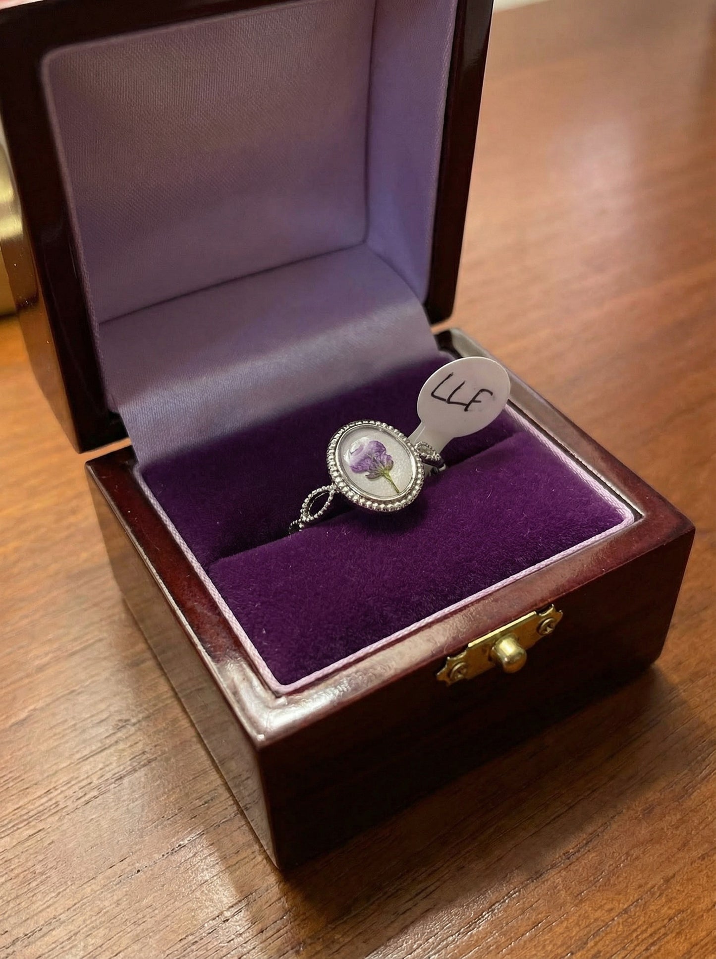 Zoom sur la Bague artisanale - Fleur Éternelle, mettant en valeur son cabochon fleuri fait à la main.