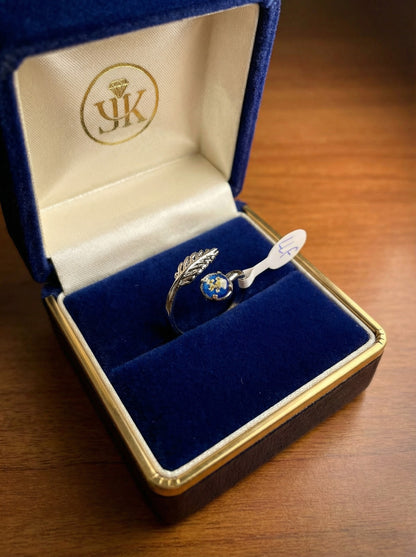 Vue artistique de la Bague artisanale Fleur Éternelle, symbole de beauté intemporelle et d'authenticité, une œuvre d'art de Les Lubies Fleuries.