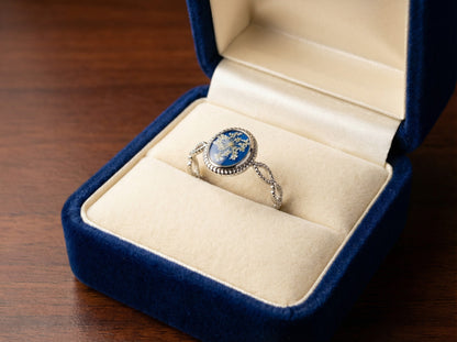 Bague artisanale Fleur Éternelle sur une main délicate, illustrant l'ajustement parfait et le confort avec une beauté naturelle, une création de Les Lubies Fleuries.