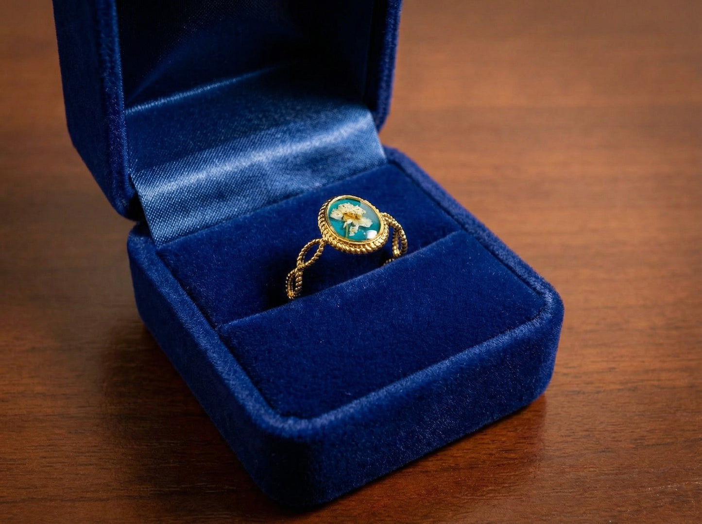 Bague artisanale Fleur Éternelle affichant sa conception originale et poétique, réalisée par Karen de Les Lubies Fleuries, ajoutant sophistication et style.