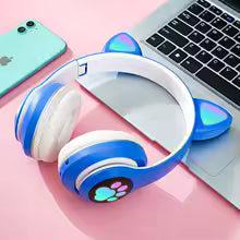 Vue rapprochée du Casque audio Féerique à Oreilles de Chat RGB, mettant en valeur sa qualité sonore et son style.
