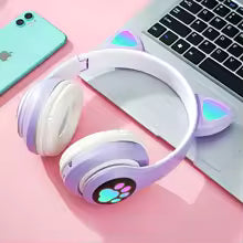 Casque audio Féerique à Oreilles de Chat RGB, démontrant le confort ergonomique parfait pour les longues sessions.