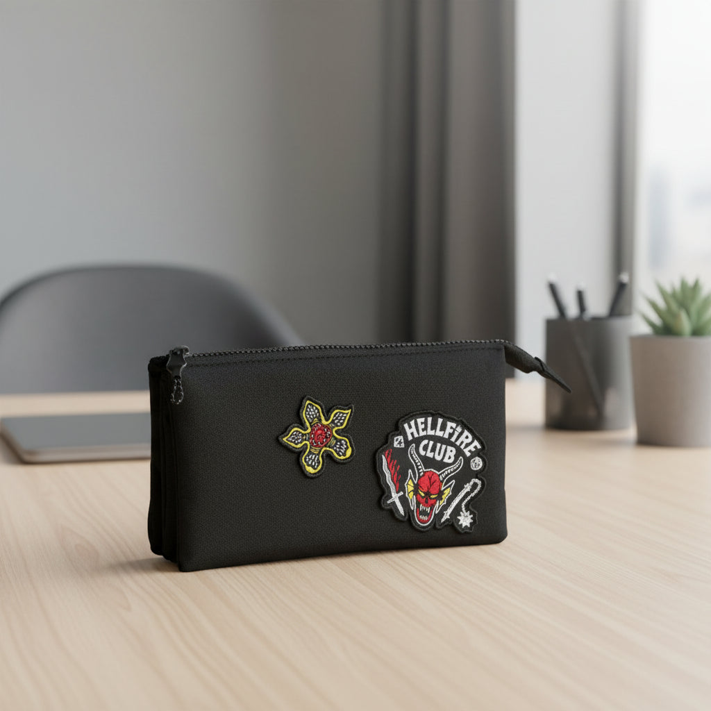Trousse triple plate Hellfire Club inspirée de Stranger Things, avec trois compartiments pratiques et un design mystérieux.
