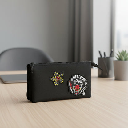 Trousse triple plate Hellfire Club inspirée de Stranger Things, avec trois compartiments pratiques et un design mystérieux.