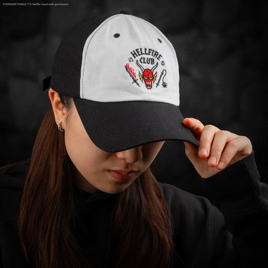 Casquette Hellfire Club - Stranger Things avec logo rouge flamboyant sur fond blanc, accessoire incontournable pour les fans.