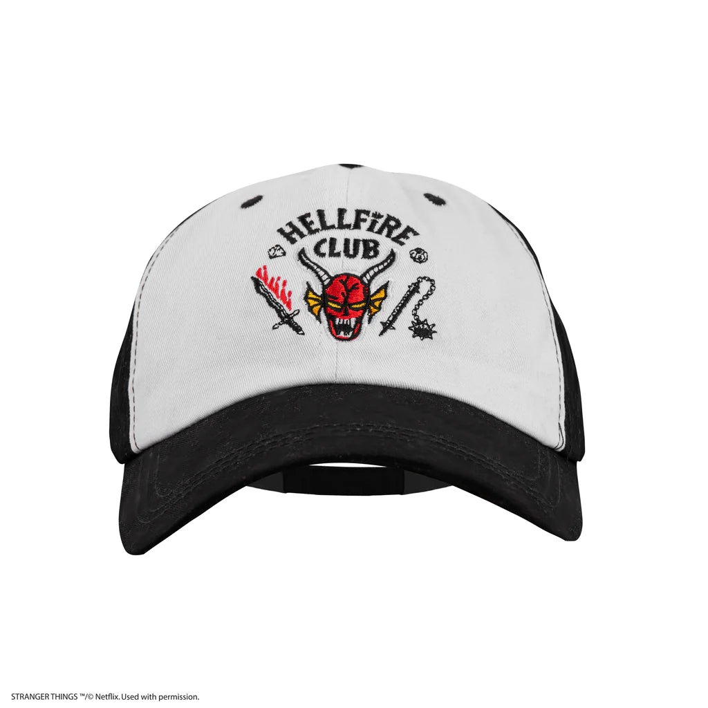 Détail de la casquette Hellfire Club de Stranger Things, montre la boucle réglable à l'arrière, alliant style et confort pour tous les passionnés.