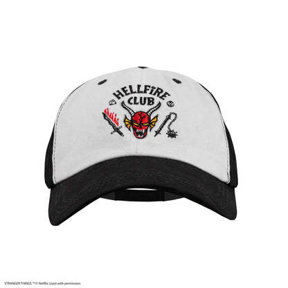Détail de la casquette Hellfire Club de Stranger Things, montre la boucle réglable à l'arrière, alliant style et confort pour tous les passionnés.