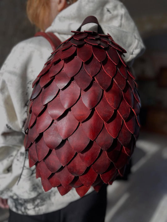 Sac à dos œuf de Dragon en cuir véritable de Natale Créations Cuir, un accessoire artisanal inspiré des mondes fantastiques, parfait pour les aventuriers rehaussant leur style avec une pièce unique.