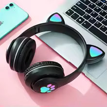 Détail du casque audio Féerique à Oreilles de Chat RGB, mettant en avant la conception unique de ses oreilles.