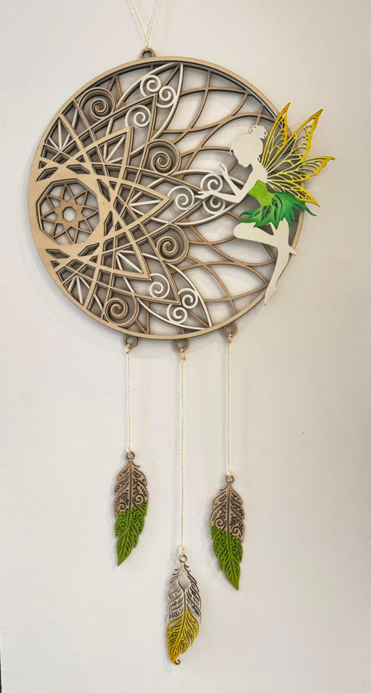 Attrape-rêves multicouches en bois de L'atelier Bcréa, un objet artisanale unique qui embellit votre décoration intérieure tout en protégeant vos rêves.