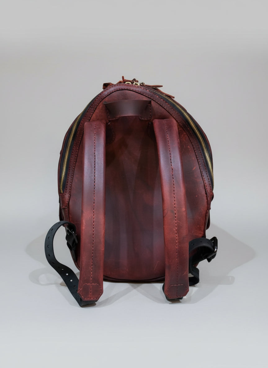 Vue rapprochée du sac à dos œuf de Dragon en cuir véritable, mettant en valeur le savoir-faire artisanal et les détails enchantés.