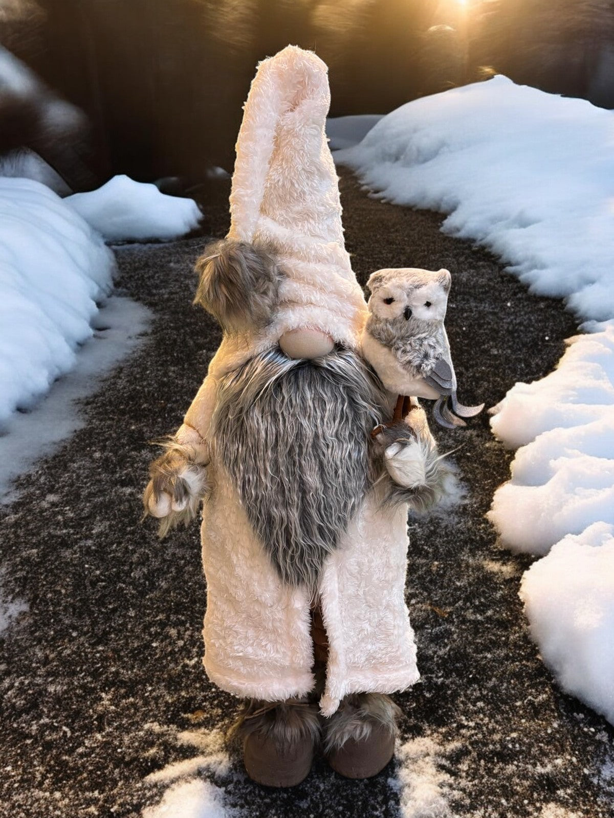 Gnome Voyageur des Neiges et son Hibou, un duo enchanteur en décoration hivernale, avec manteau crème doux et hibou en peluche, apportant une touche magique à votre intérieur.