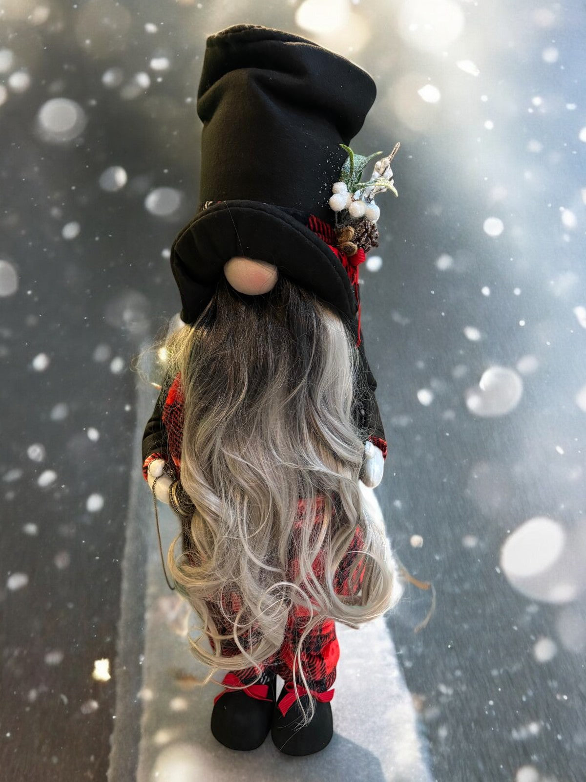 Gnome Nomade Nocturne de Crea Cris 77, décoration artisanale captivante avec un grand chapeau noir et une longue barbe argentée, apportant une touche de magie et de mystère à votre intérieur.