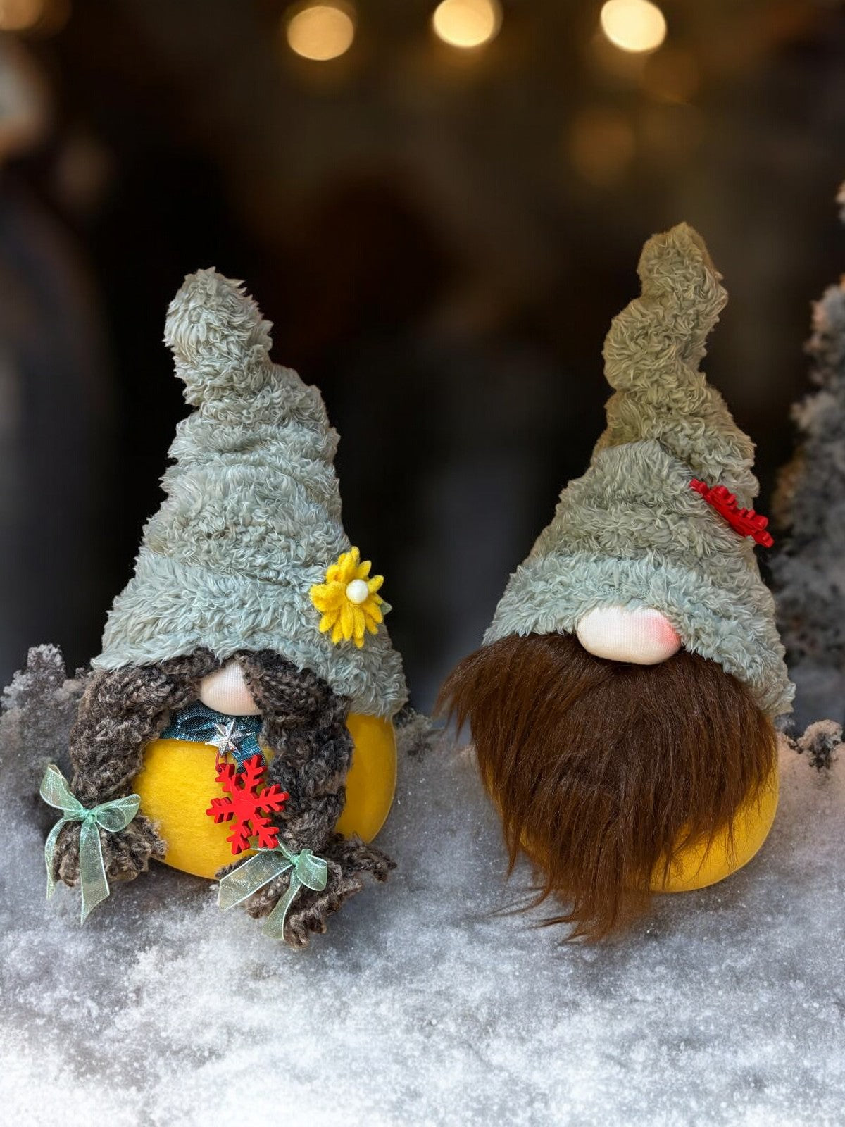 Le Duo Gnomes Hérissés : Une décoration moderne et artisanale pour votre intérieur, présentant deux gnomes à bonnets texturés avec des couleurs douces, ajoutant charme et chaleur à tout espace.