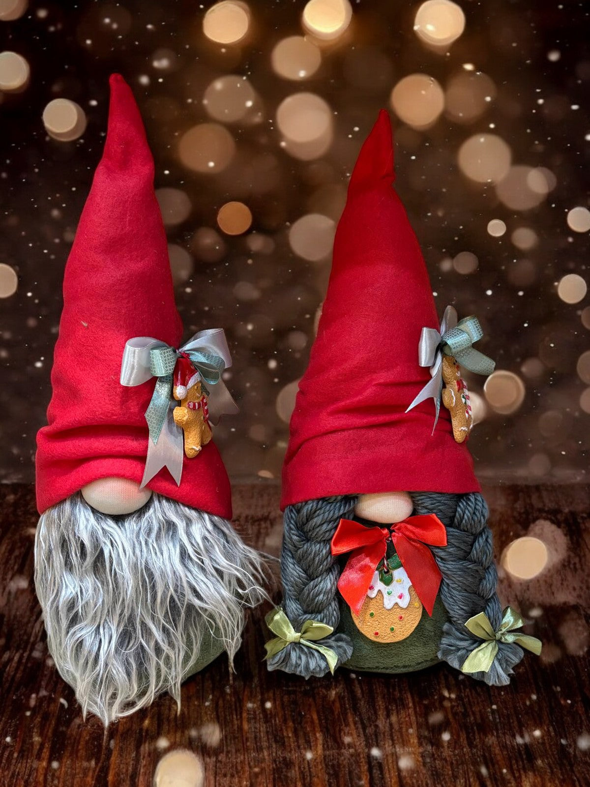 Gnomes Gourmands de Noël créés par Crea Cris 77, un duo charmant de décorations de Noël avec un gnome à la barbe grise et un autre avec des tresses vertes, apportant une touche magique à votre décor.
