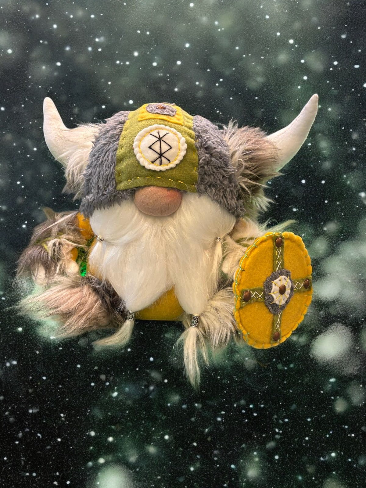 Gnome Viking Runique, guerrier au cœur tendre, avec casque à cornes emblématique et runes cousues à la main, ajoutant une touche scandinave unique à votre décoration intérieure.