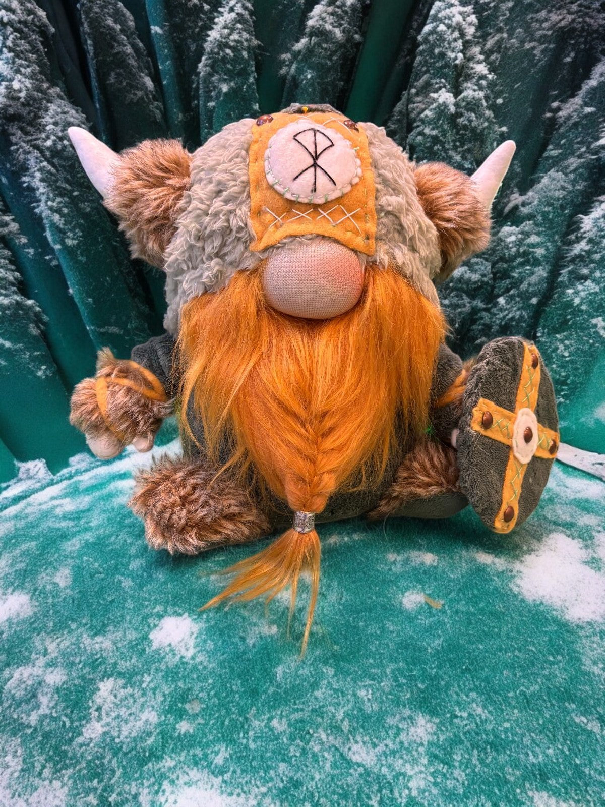 Le Gnome Viking Barbu Flamme, une pièce unique avec une barbe orange éclatante comptant un artisanat exceptionnel, parfait pour embellir votre décoration intérieure ou extérieure.