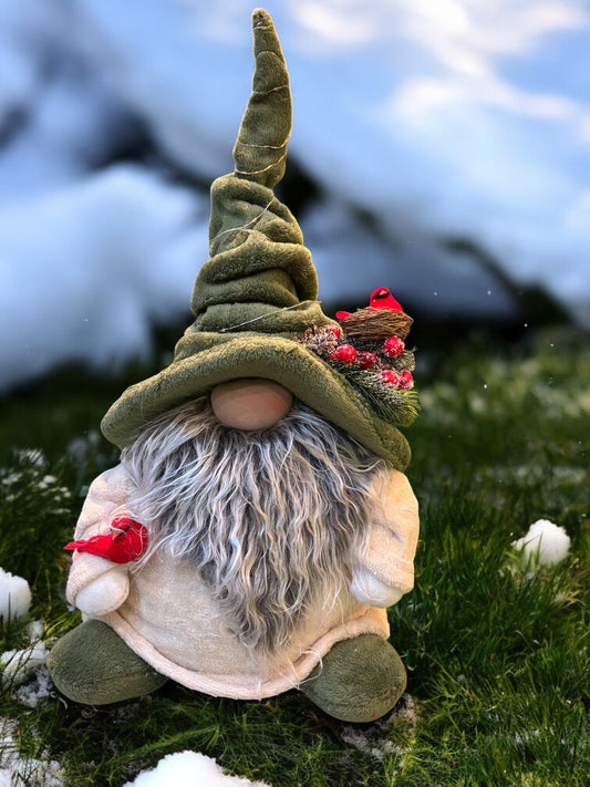 Gnome des Sommets Verts en décoration artisanale, avec un bonnet en spirale mousseux, symbolisant la magie de la nature et l'harmonie dans votre jardin.