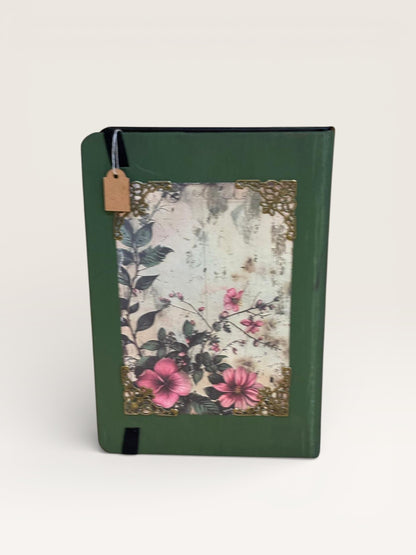 Couverture du Carnet Portail représentant une porte végétale enchantée, symbole de passage vers des mondes imaginaires.