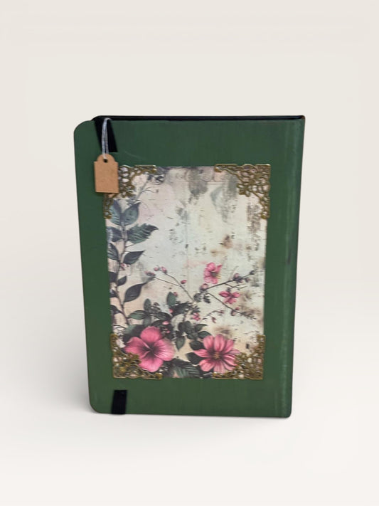 Couverture du Carnet Portail représentant une porte végétale enchantée, symbole de passage vers des mondes imaginaires.