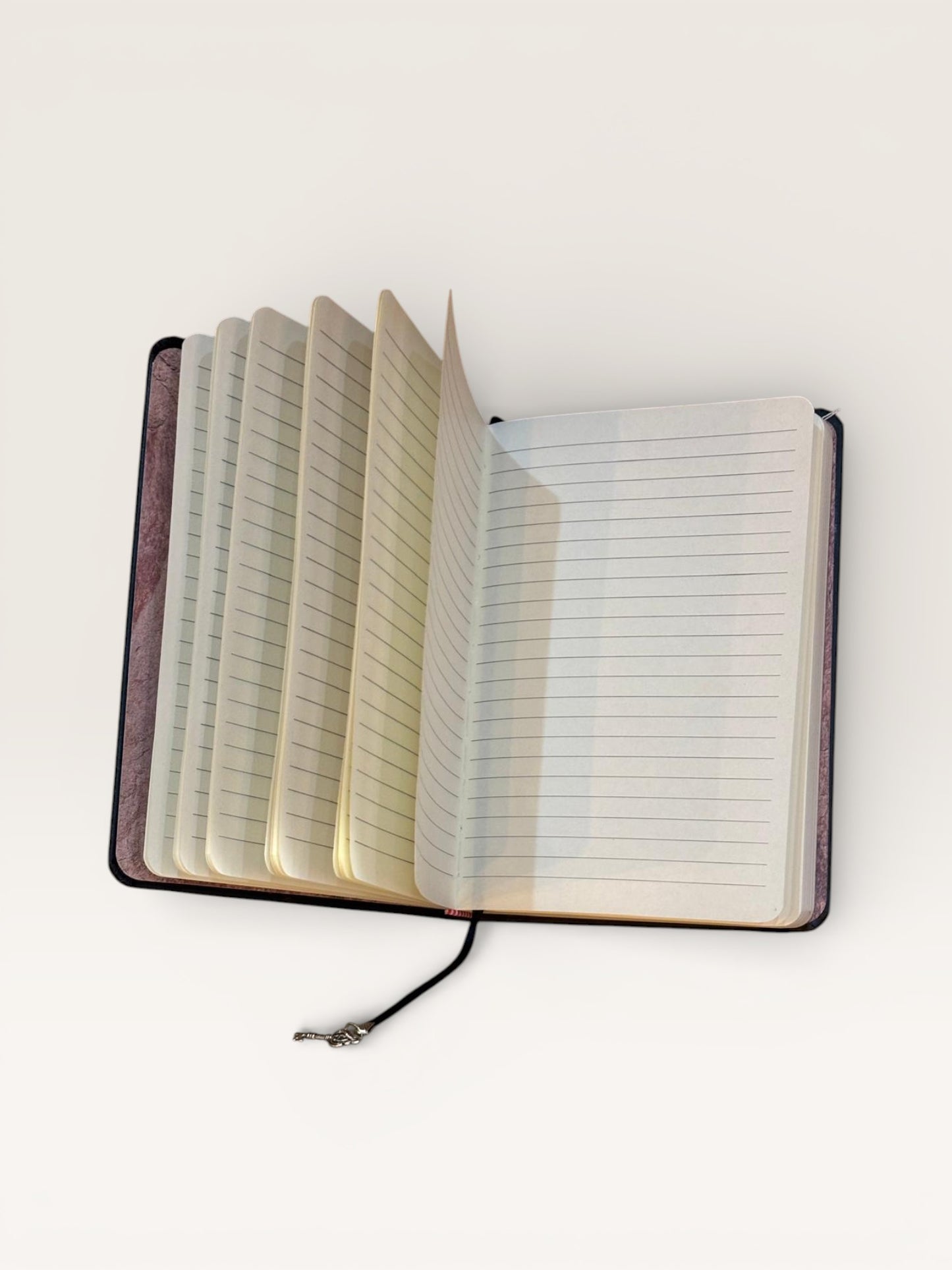 Détails artisanaux du Carnet Portail par MELLYSTEPH, mettant en avant la qualité supérieure du papier et le marque-page décoratif.