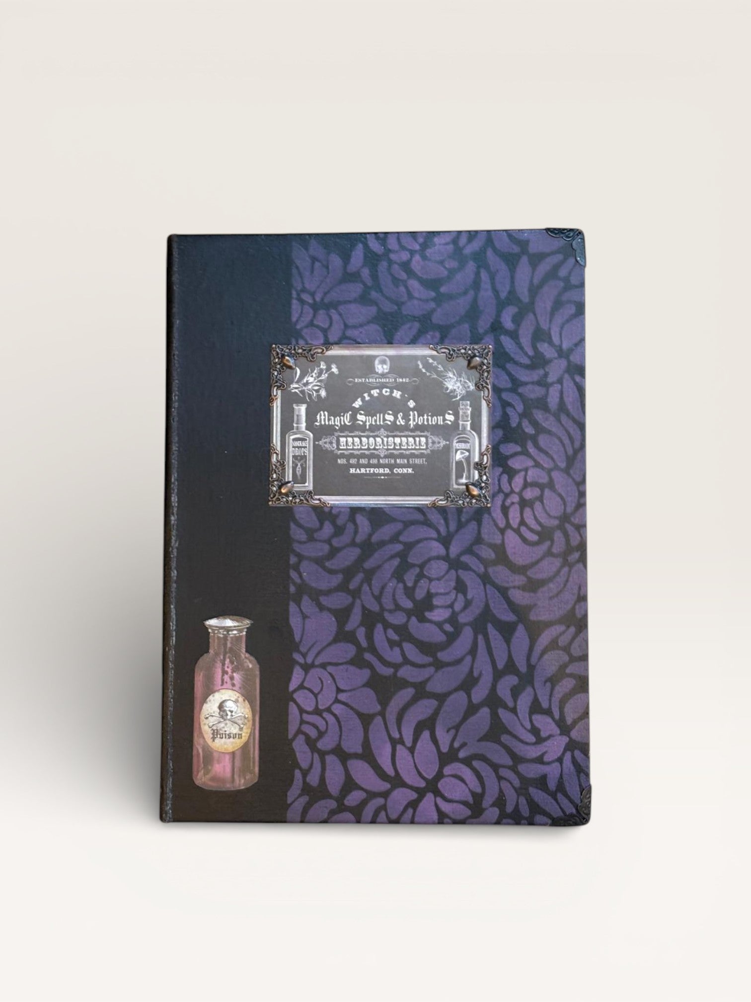 Carnet Sorcellerie - Grimoire moderne avec couverture évoquant les arts magiques et l'alchimie, parfait pour rituels et pensées secrètes.