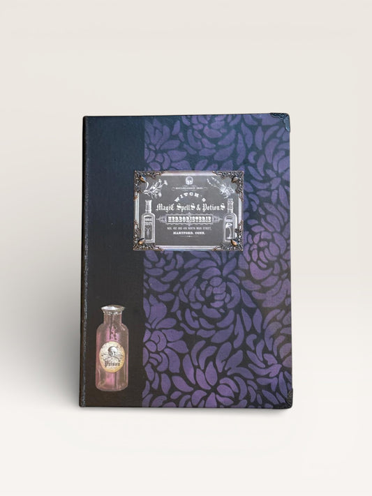 Carnet Sorcellerie - Grimoire moderne avec couverture évoquant les arts magiques et l'alchimie, parfait pour rituels et pensées secrètes.