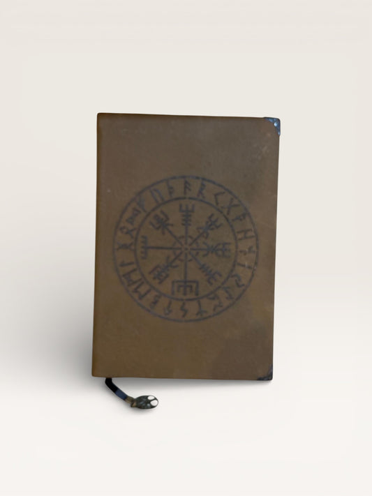 Carnet Vigvísir au design inspiré du symbole nordique, idéal pour noter réflexions et intentions, avec une couverture sobre et artisanale.