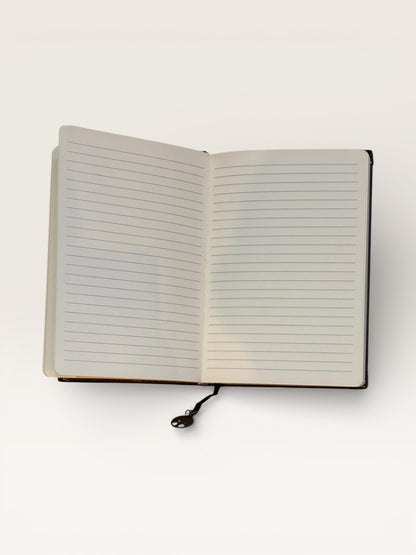 Détaille artisanale du carnet Steampunk Papillons de MellySteph, incluant un marque-page décoratif et soulignant son caractère unique.