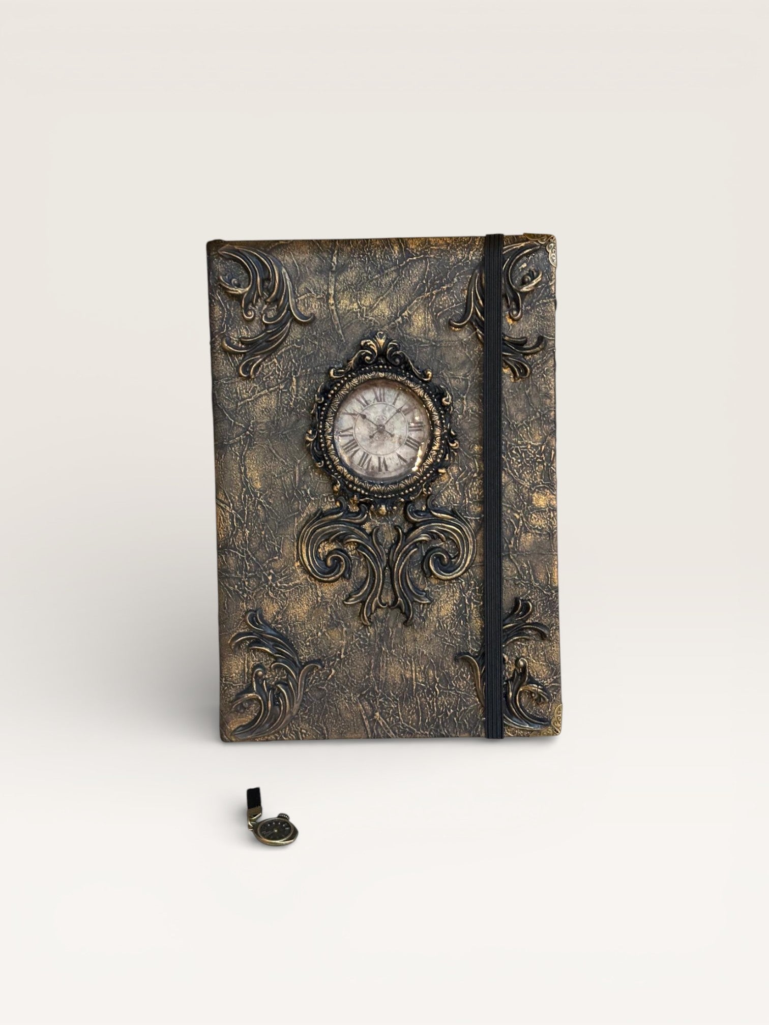 Carnet Horloge avec une couverture ornée d'une horloge ancienne, incarnant le temps figé dans la matière.